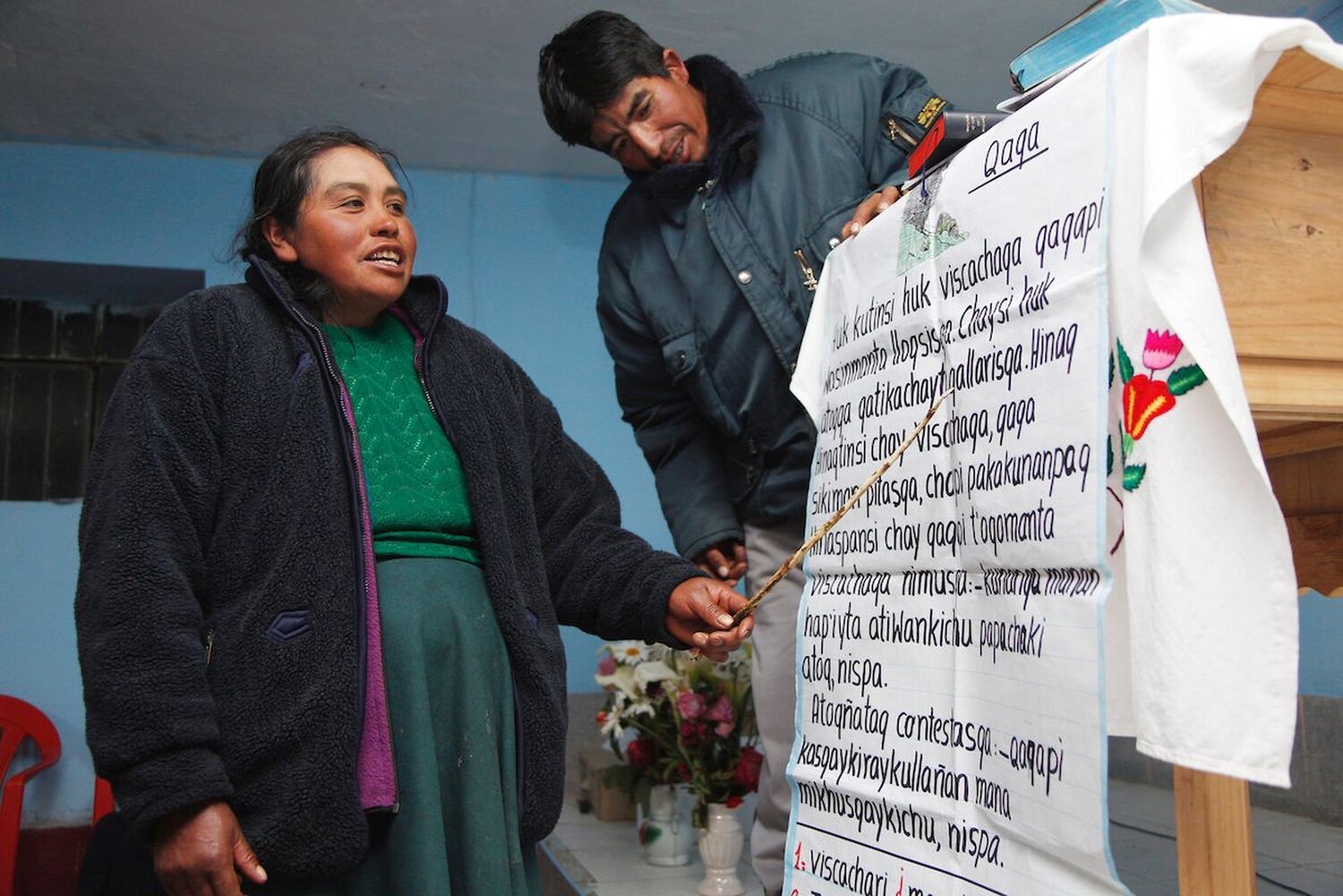 Peruvian-woman-reading-4.jpg
